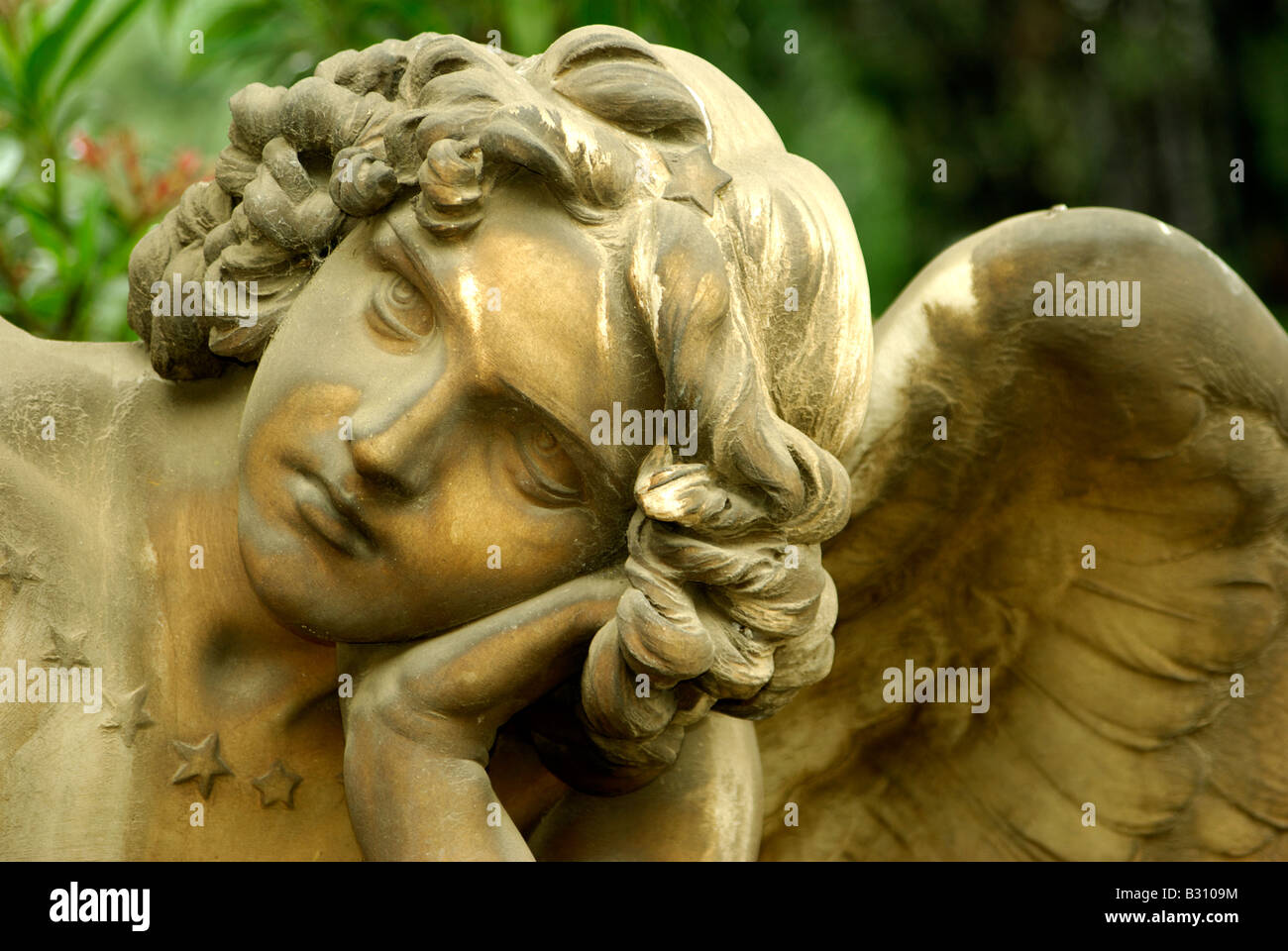 Angelo statua scultura con la testa sul lato guardando attentamente a distanza Foto Stock
