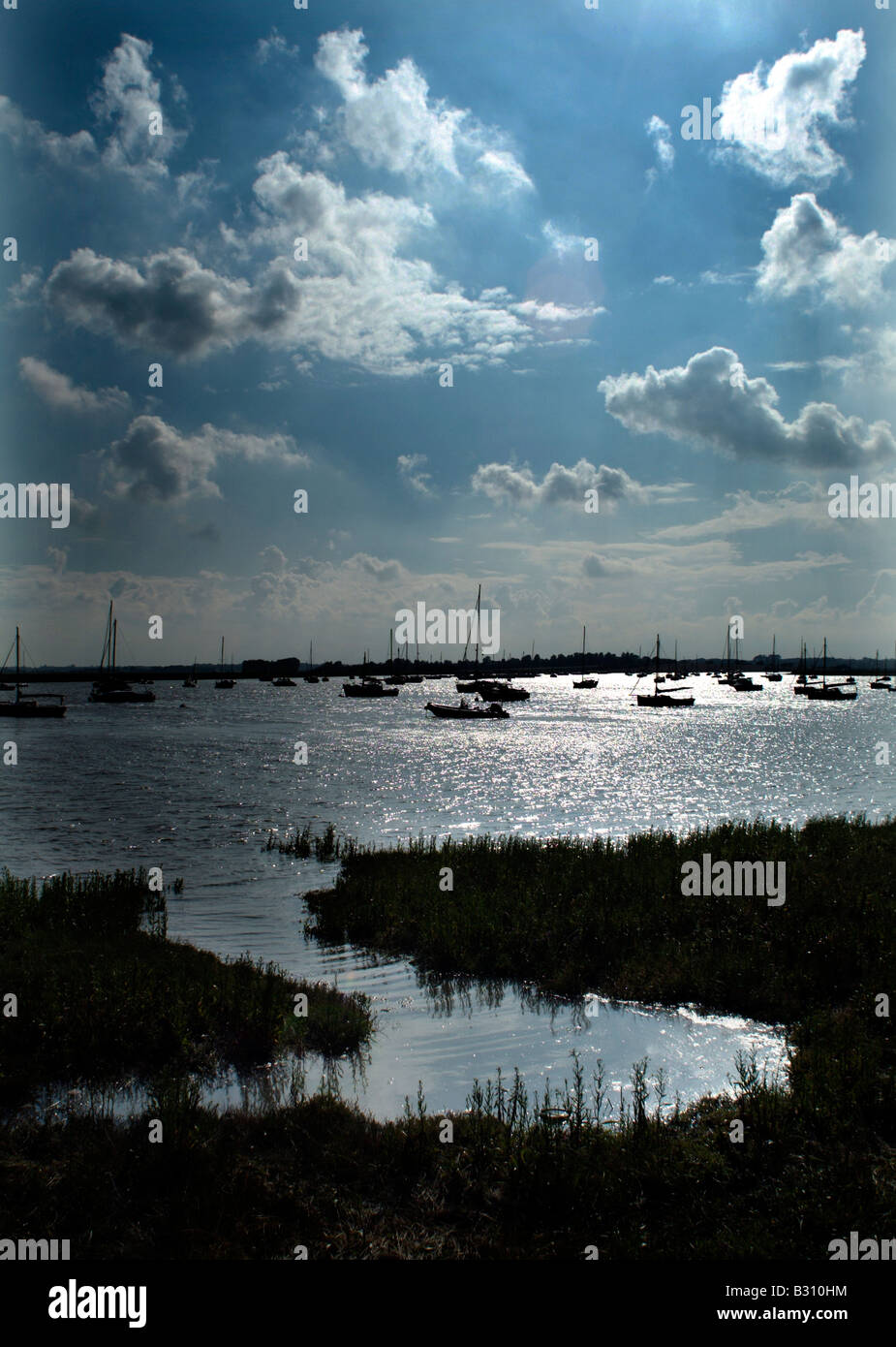 Barche a vela sul loro ormeggi un fiume Alde a Aldeburgh Suffolk in Inghilterra Foto Stock