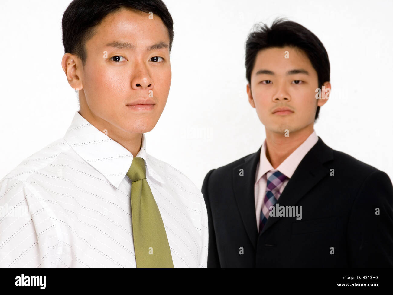 Un giovane imprenditore asiatici in piedi di fronte a un collega Foto Stock