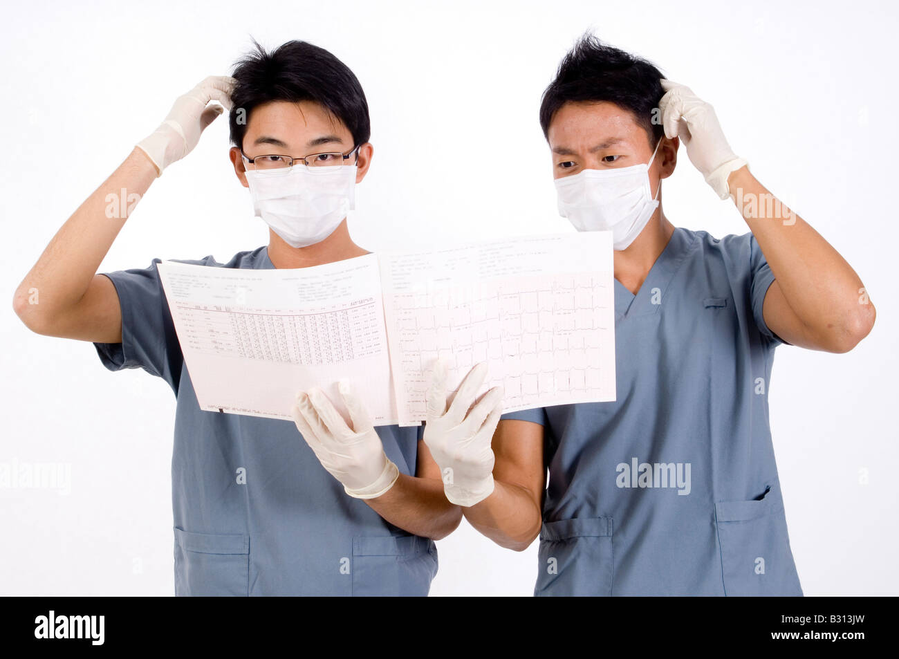 Due medici sono confusi da una relazione medica Foto Stock