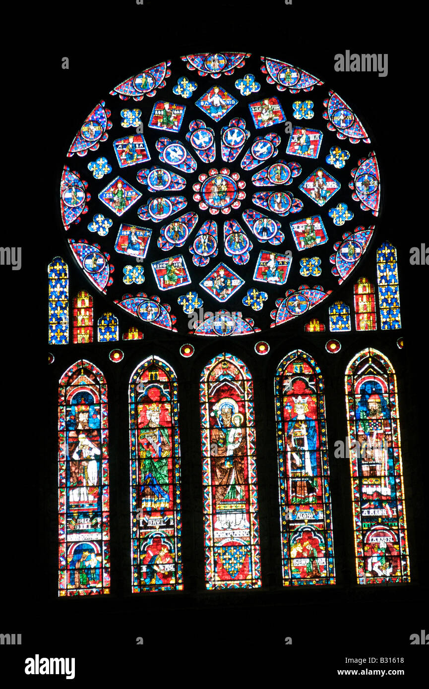 Finestra di vetro colorato nella Cattedrale di Nostra Signora di Chartres in Francia Foto Stock