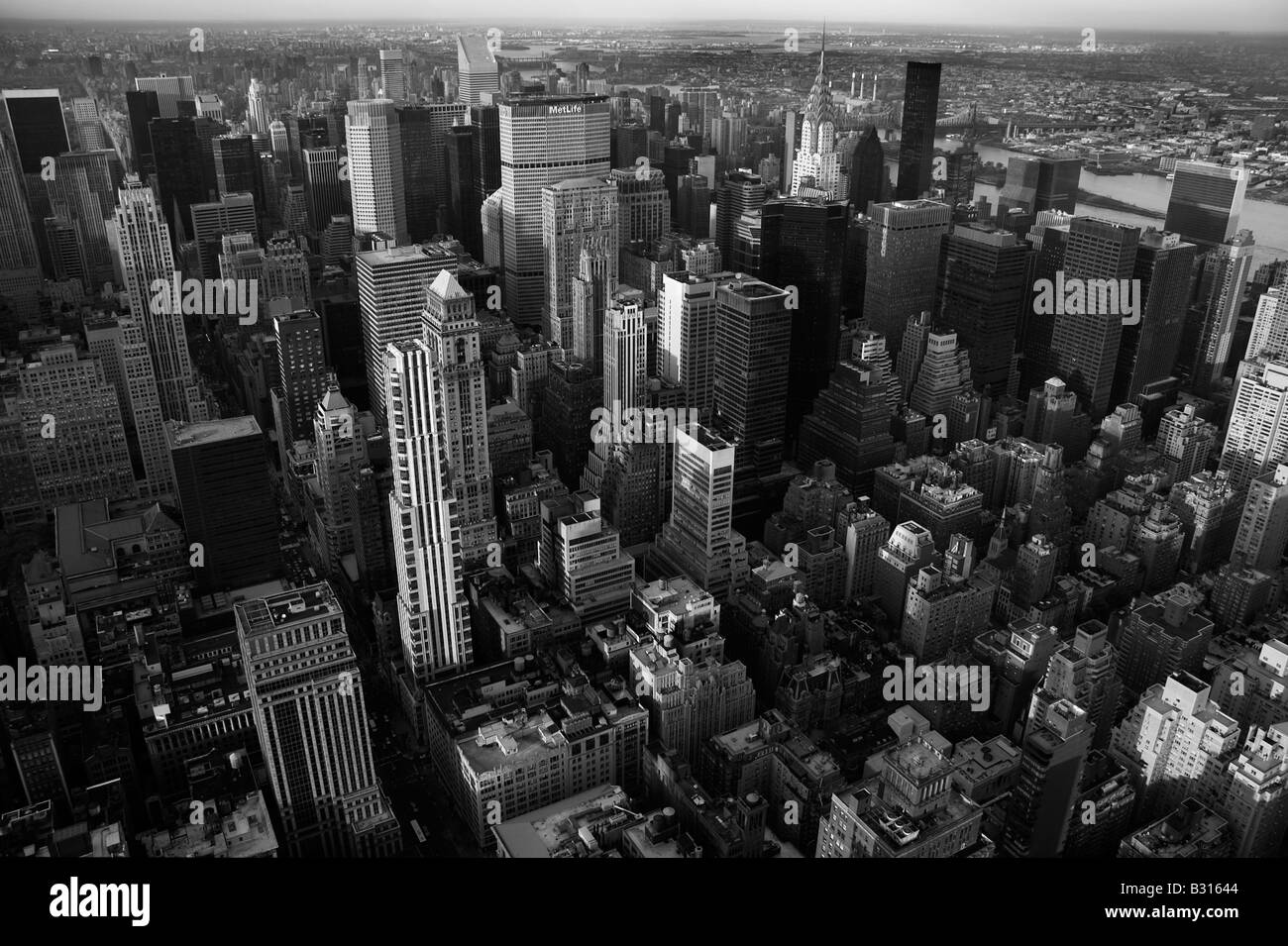 Manhattan dall' Empire State building Foto Stock