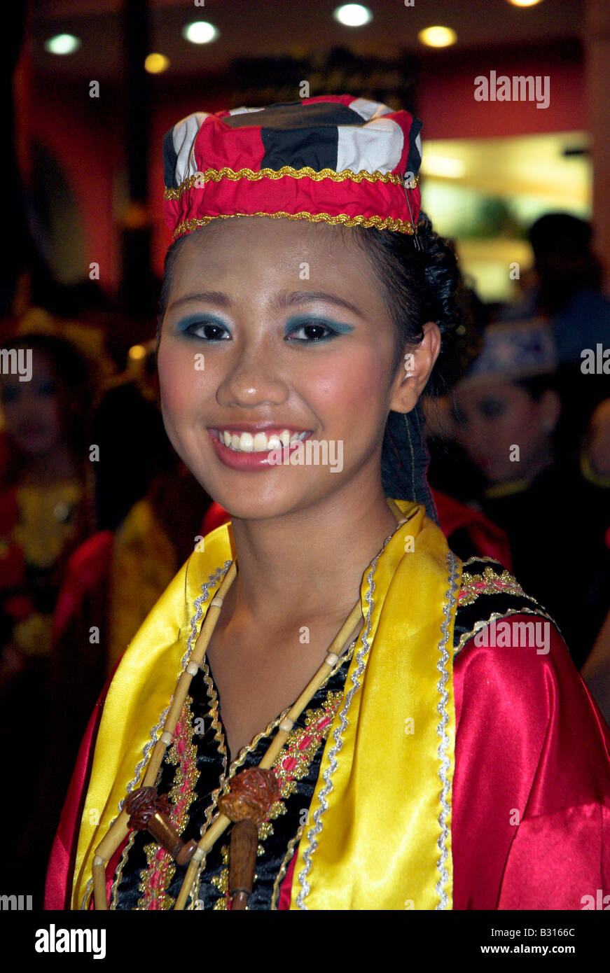 Sarawak danzatrice presso il Capodanno cinese, Kuala Lumpur, Malesia Foto Stock