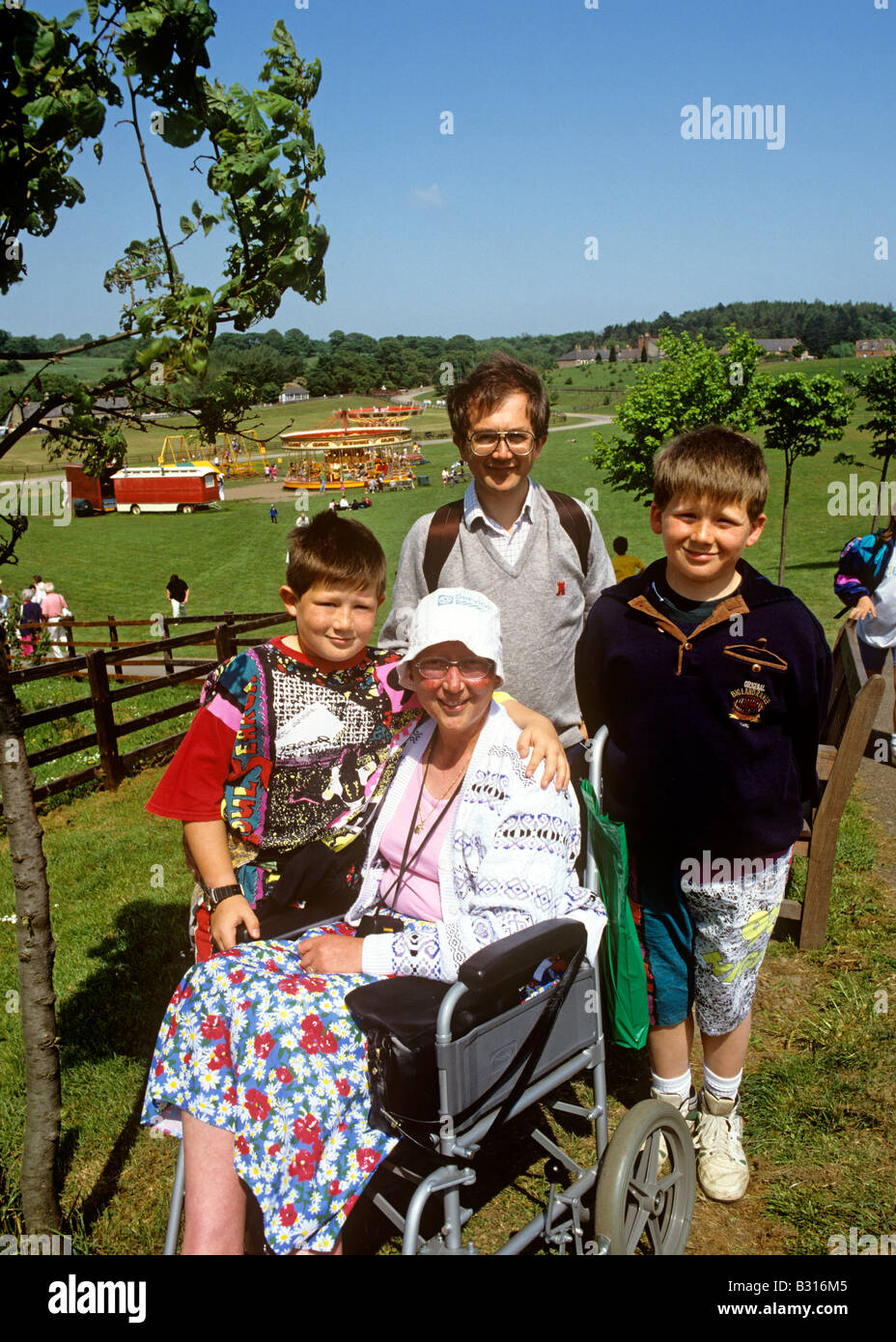 Regno Unito Inghilterra County Durham Beamish Open Air Museum famiglia con sedia a rotelle madre legato Foto Stock