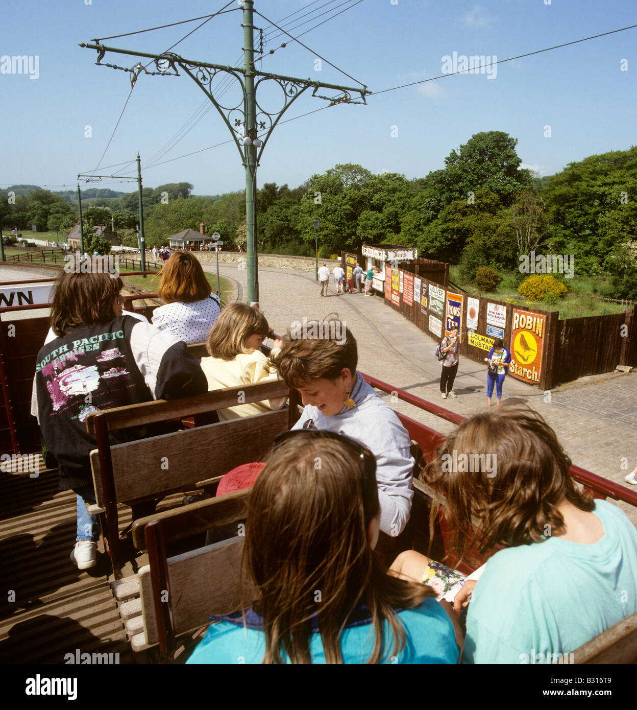 Regno Unito Inghilterra County Durham Beamish Open Air Museum aperto sormontato omnibus i passeggeri in arrivo Foto Stock