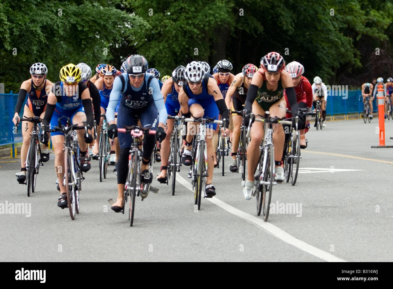 Triatleti completando la gamba del ciclo del campionato del mondo di Corso Vancouver 2008 Foto Stock