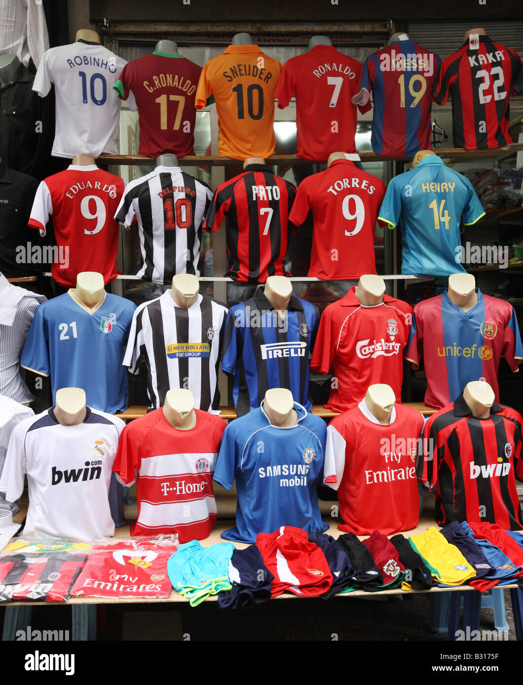 TUR Turchia Istanbul Shop con magliette da calcio in un bazar di  Sultanahmet Foto stock - Alamy