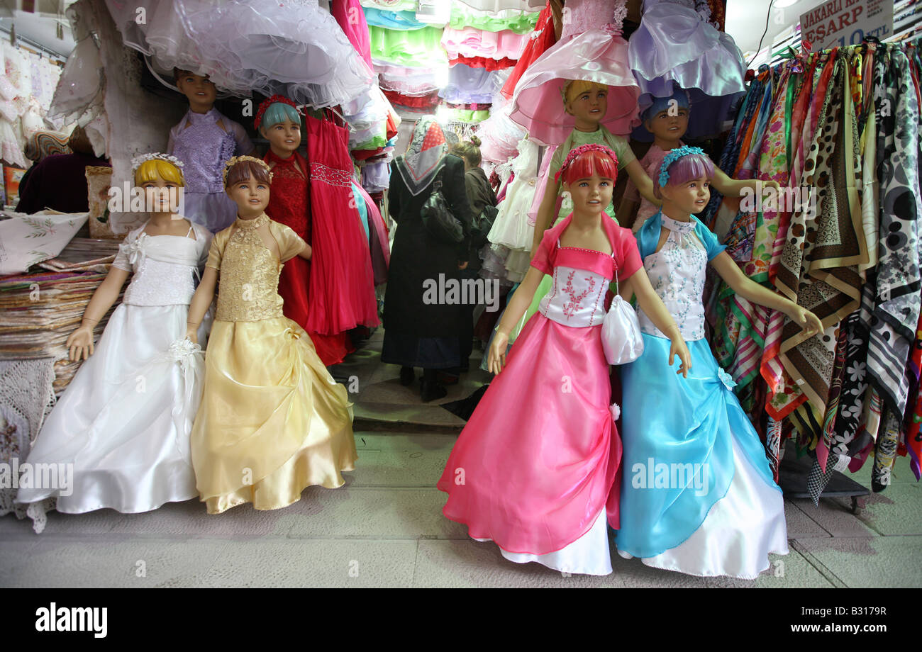 TUR Turchia Istanbul: negozio con abiti da festa, Gran Bazar, Sultanahmet  Foto stock - Alamy