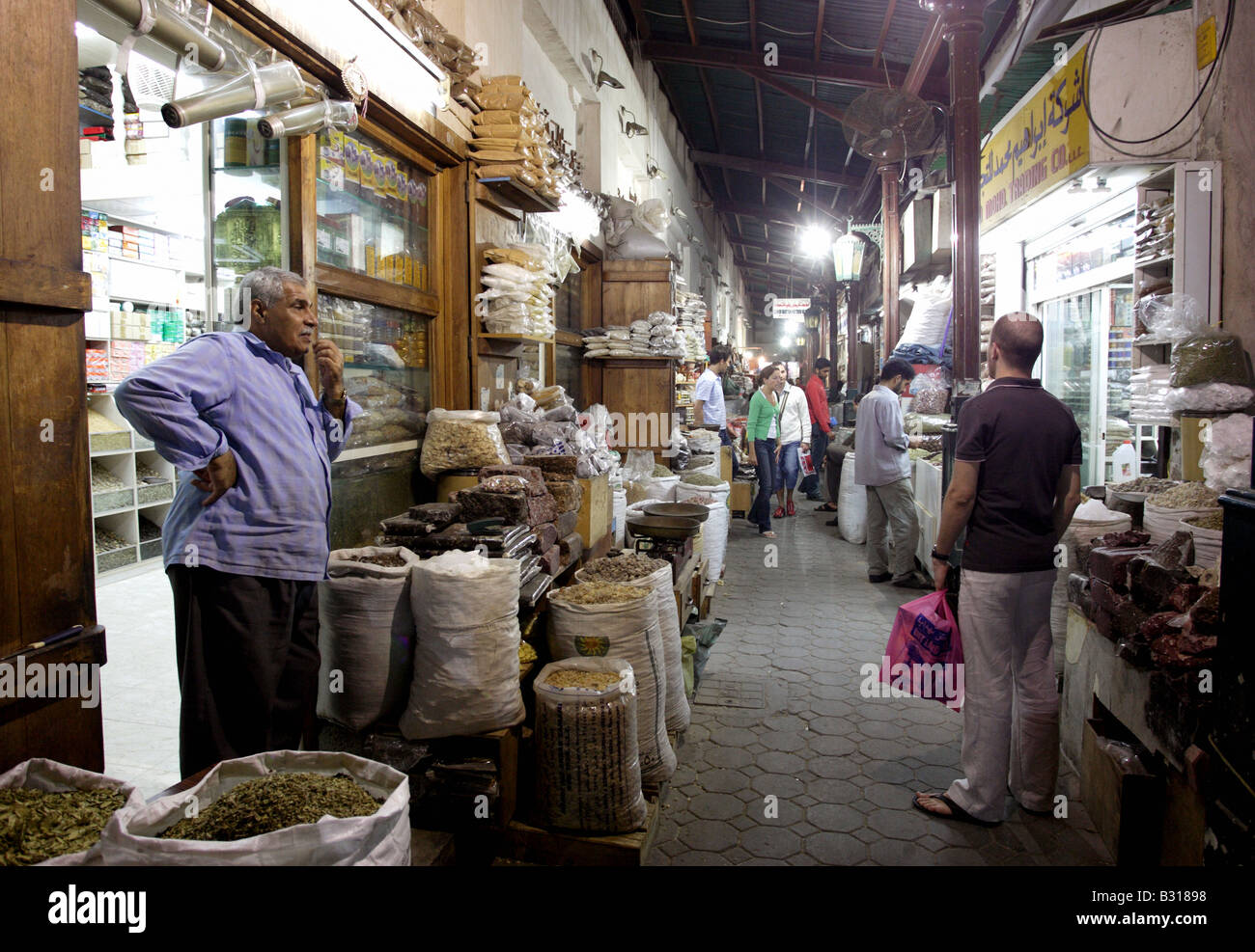 Un negozio di spezie in un mercato di strada, Dubai, Emirati Arabi Uniti Foto Stock
