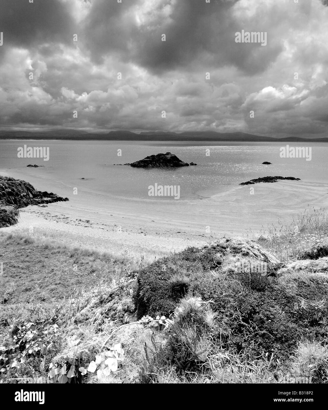 Porth Y Clochydd su Llanddwyn isola al largo della costa di Anglesey a Newborough Warren in bianco e nero Foto Stock Porth Y Clochydd su Llanddwyn isola al largo della costa di Anglesey a Newborough Warren in bianco e nero Foto Stock
