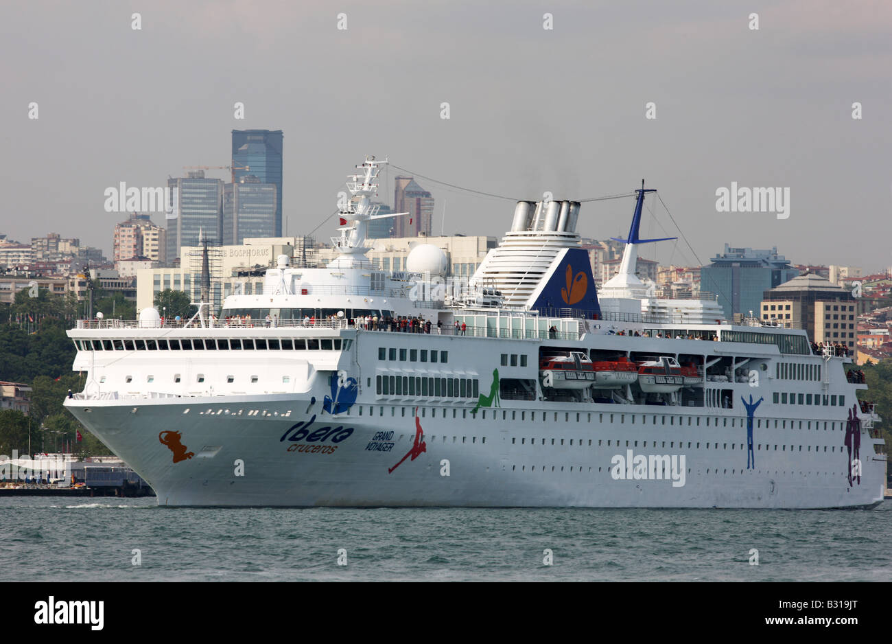 TUR Turchia Istanbul Cruiseship Grand Voyager di IIbero Crociere sul Bosforo Foto Stock
