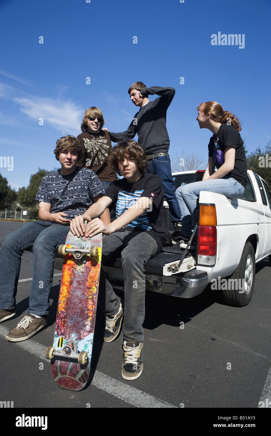 Ragazzi con lo skateboard sul retro di bianco pick-up Foto Stock
