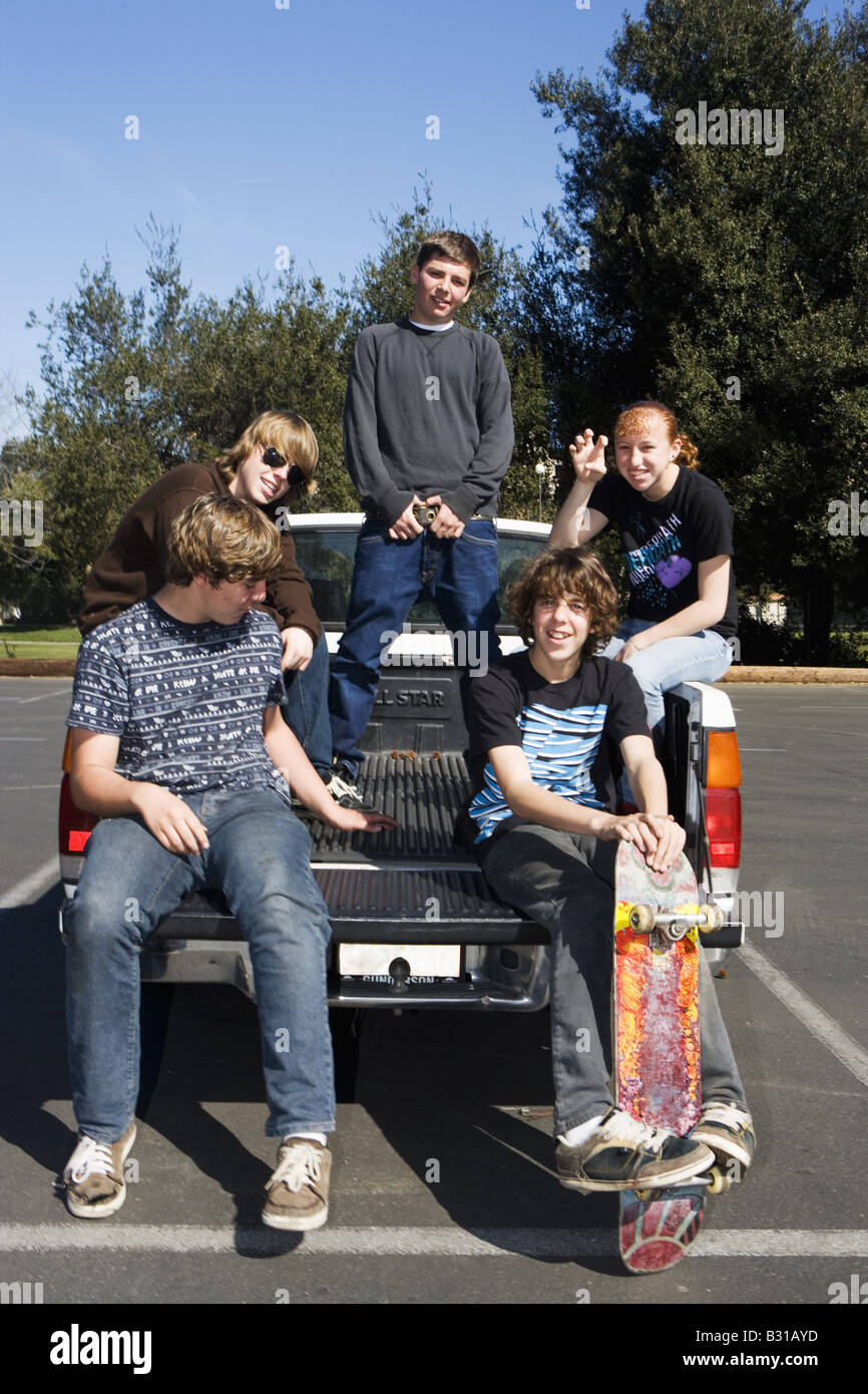 Gruppo di adolescenti sul retro di bianco pick-up Foto Stock