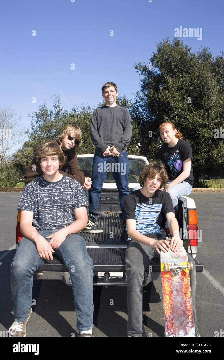 Gruppo di adolescenti sul retro di bianco pick-up Foto Stock
