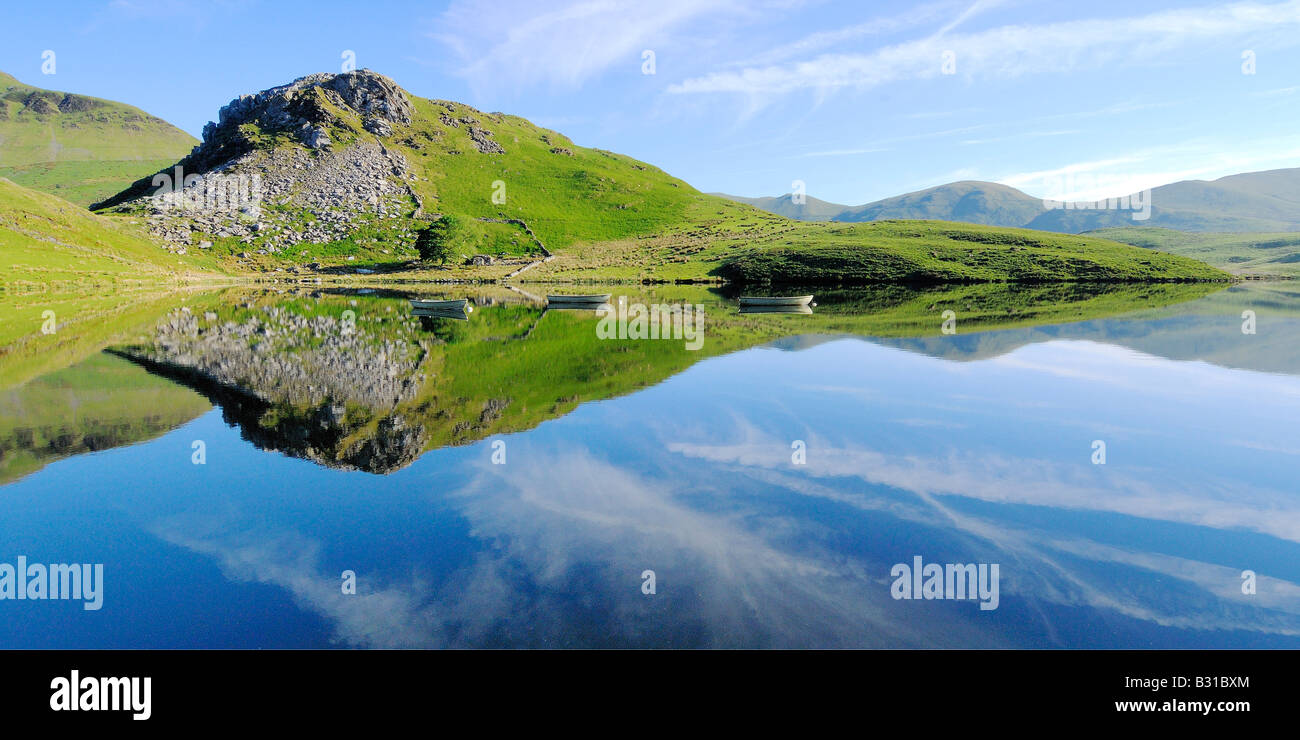Una calma e splendida mattinata a Llyn Dywarchen nel parco nazionale di Snowdonia nel Galles del Nord Foto Stock