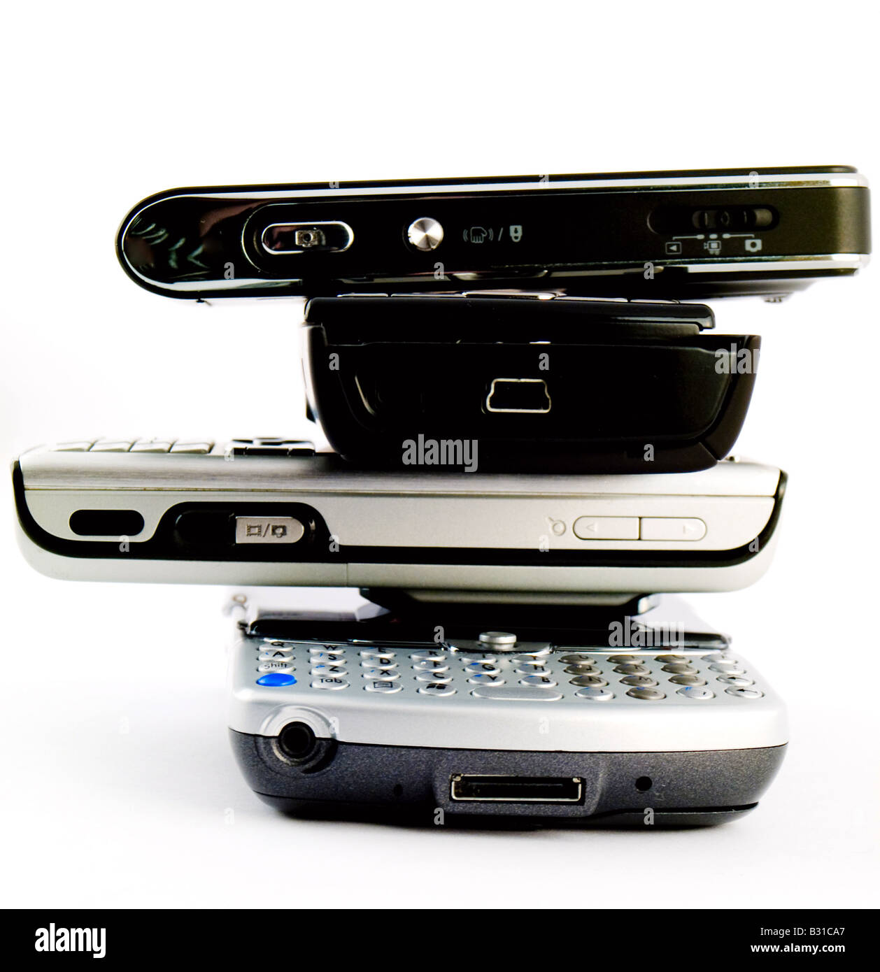 Pila pila di numerosi moderni telefoni cellulari delle cellule di PDA Palmari isolati su sfondo bianco Foto Stock