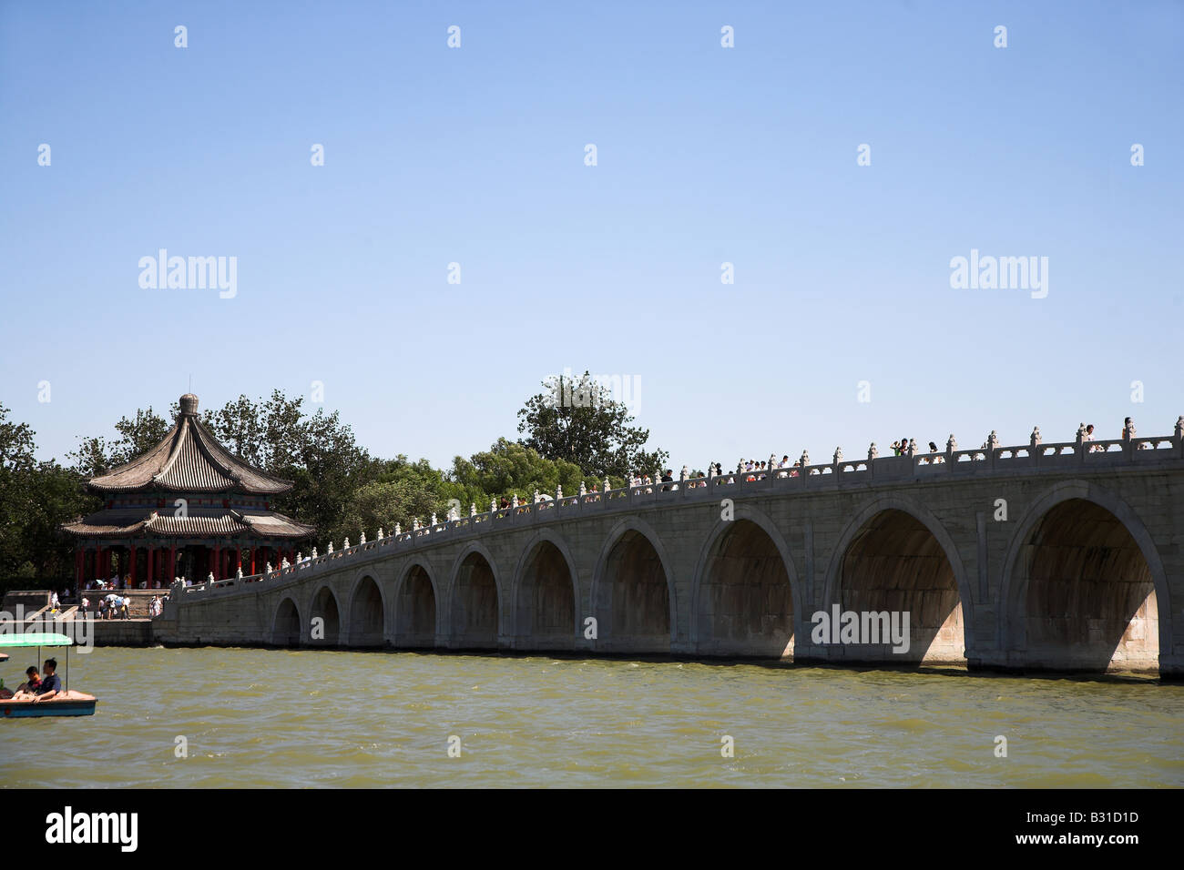Il diciassettenne arch ponte che attraversa il Lago Kunming nel palazzo d'Estate a Pechino in Cina. Foto Stock