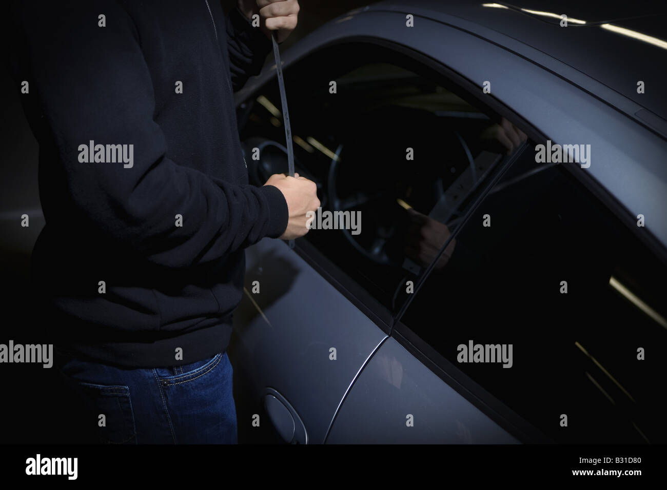 Ladro di rottura in Porsche Carrera Foto Stock