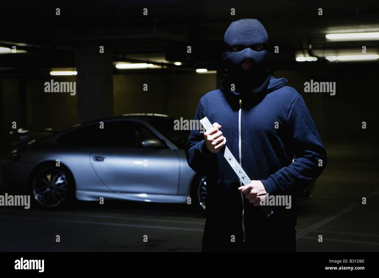 Ladro con palanchino in piedi da Porsche Carrera Foto Stock