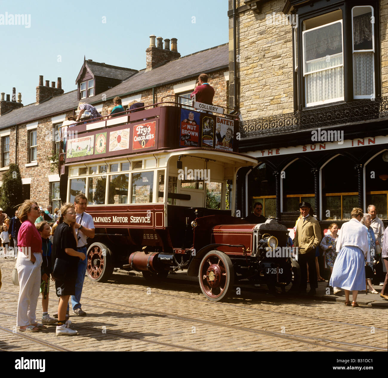 Regno Unito Inghilterra County Durham Beamish Open Air Museum replica del 1913 Daimler omnibus in città Foto Stock