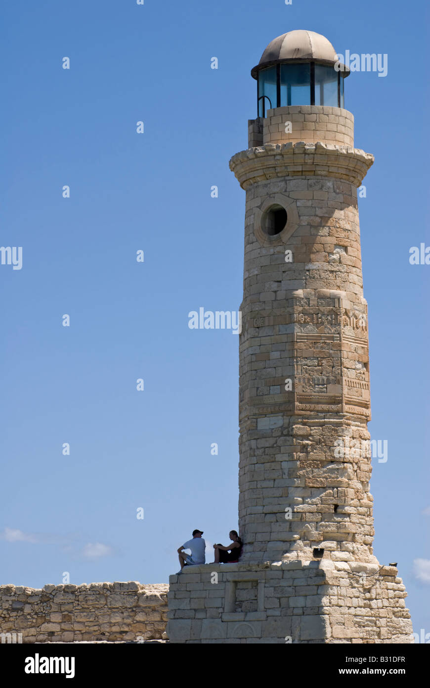 Rethimno, Creta, Grecia. Vecchio faro (costruito dai Turchi) nel porto veneziano Foto Stock