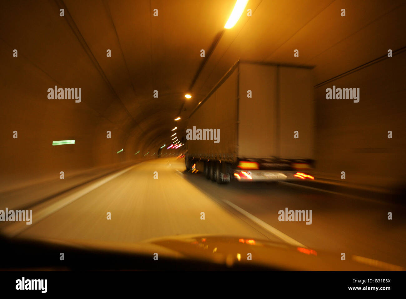 Un tunnel di auto Foto Stock
