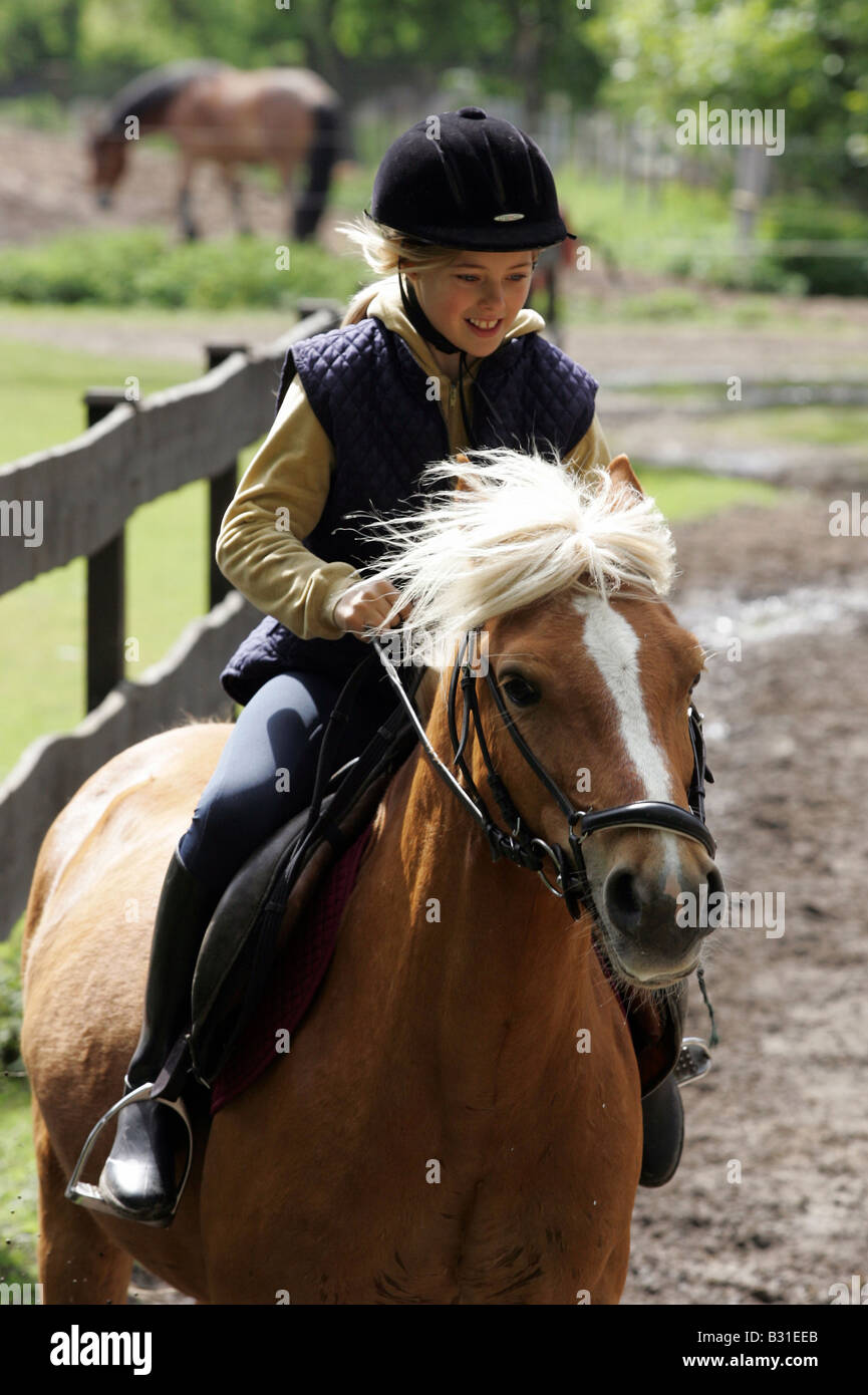 Ragazza giovane in sella ad un cavallo Foto Stock