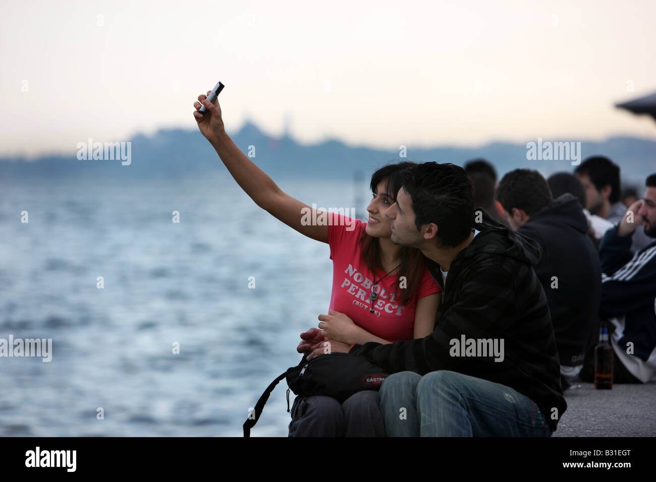 TUR Turchia Istanbul Coppia giovane al Bosforo Besiktas Foto Stock