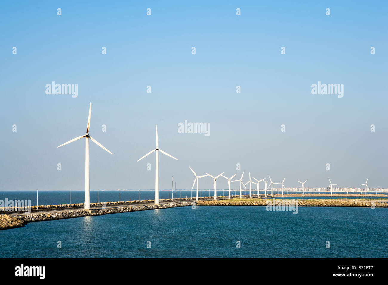Offshore Wind Farm all'entrata del porto di Zeebrugge, Belgio Foto Stock
