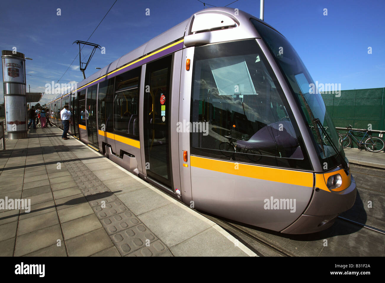 Un moderno tram nel centro della città di Dublino, Irlanda Foto Stock