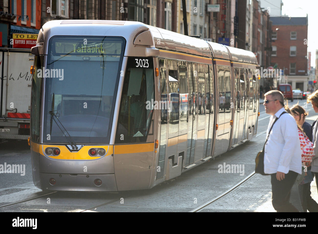 Un moderno tram nel centro della città di Dublino, Irlanda Foto Stock