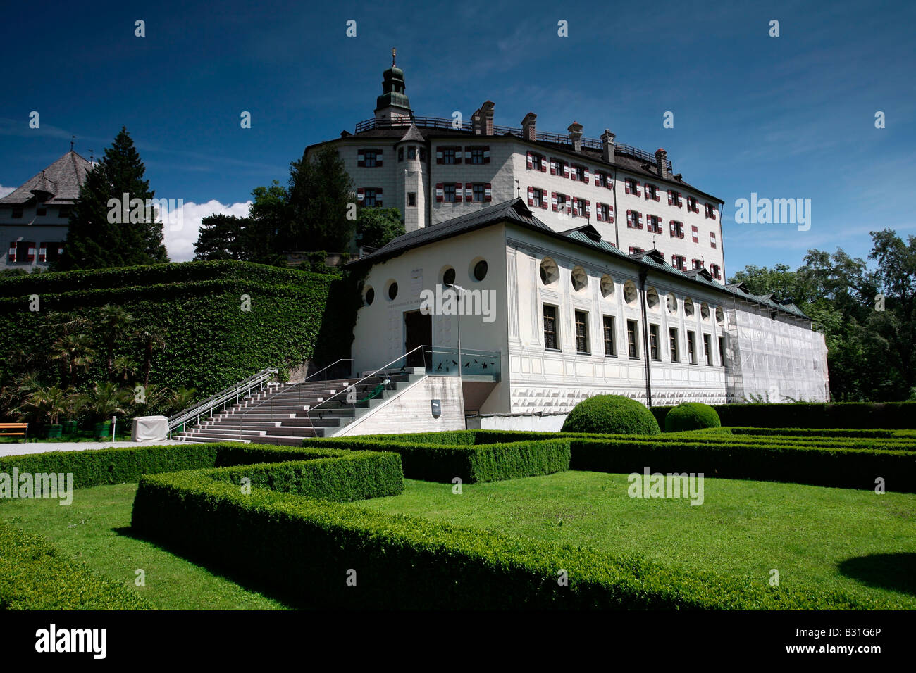 Innsbruck: Schloss Ambras: Palazzo e Giardini Foto Stock