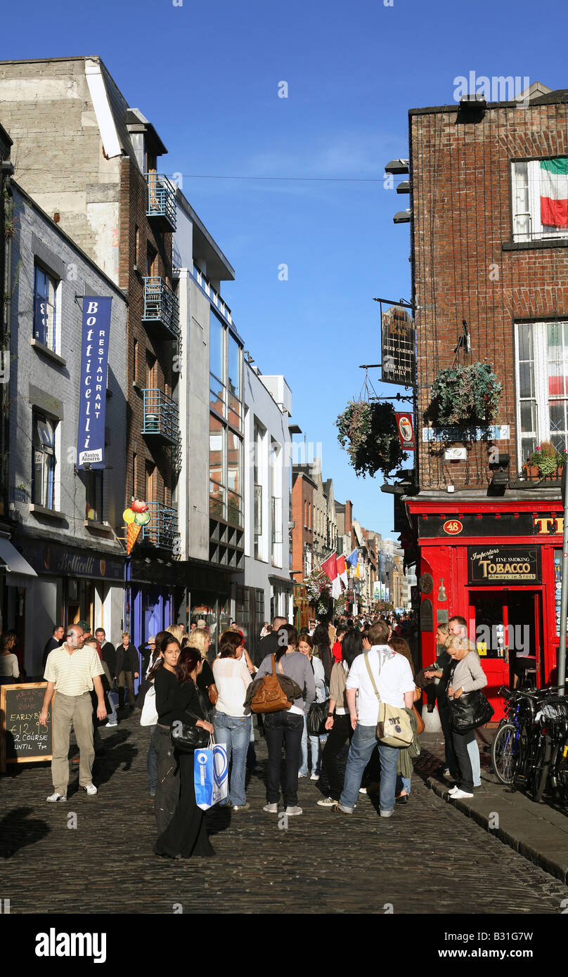 I pedoni nel centro della città di Dublino, Irlanda Foto Stock
