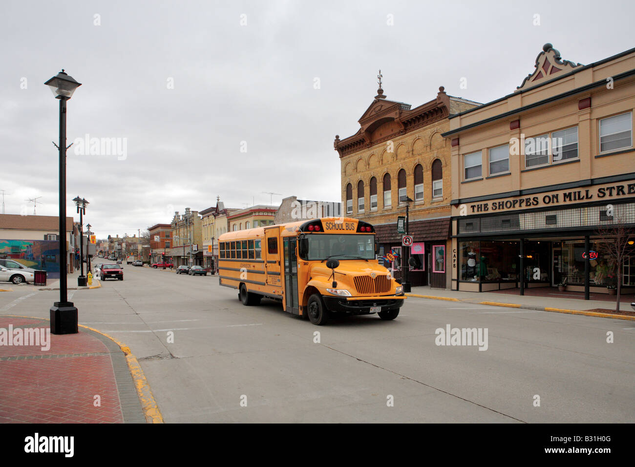 Giallo SCUOLA BUS in una piccola città del Midwest di Plymouth Wisconsin USA Foto Stock