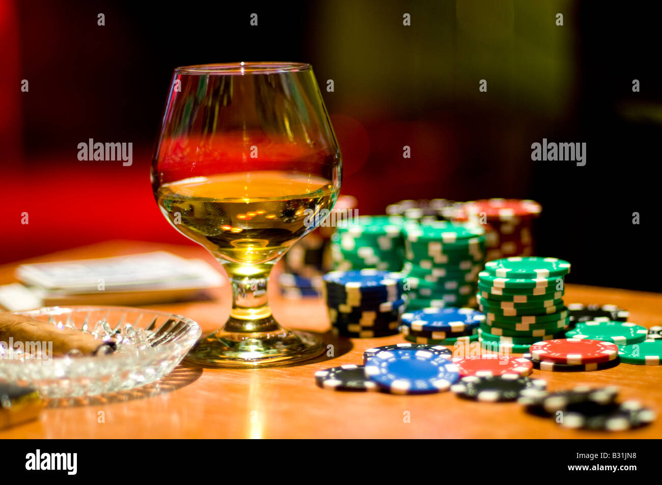 Fiches del casinò e giocare a carte su un tavolo con un sigaro e un drink, STATI UNITI D'AMERICA. Foto Stock