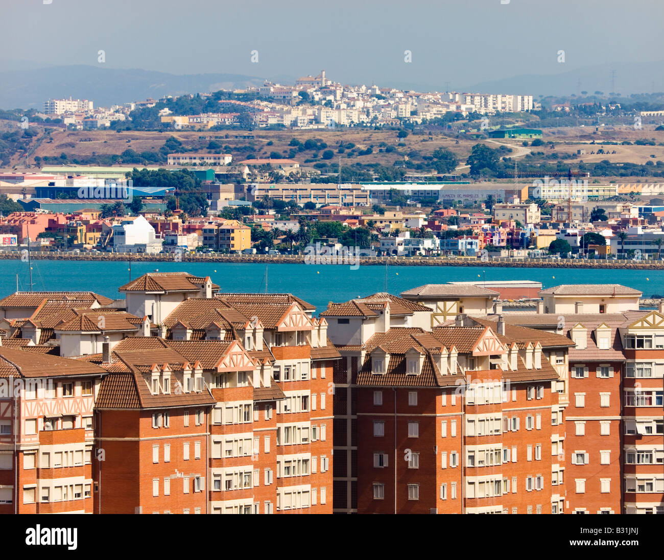 San Roque e sullo sfondo la linea medio in Spagna visto da Gibilterra in primo piano Foto Stock