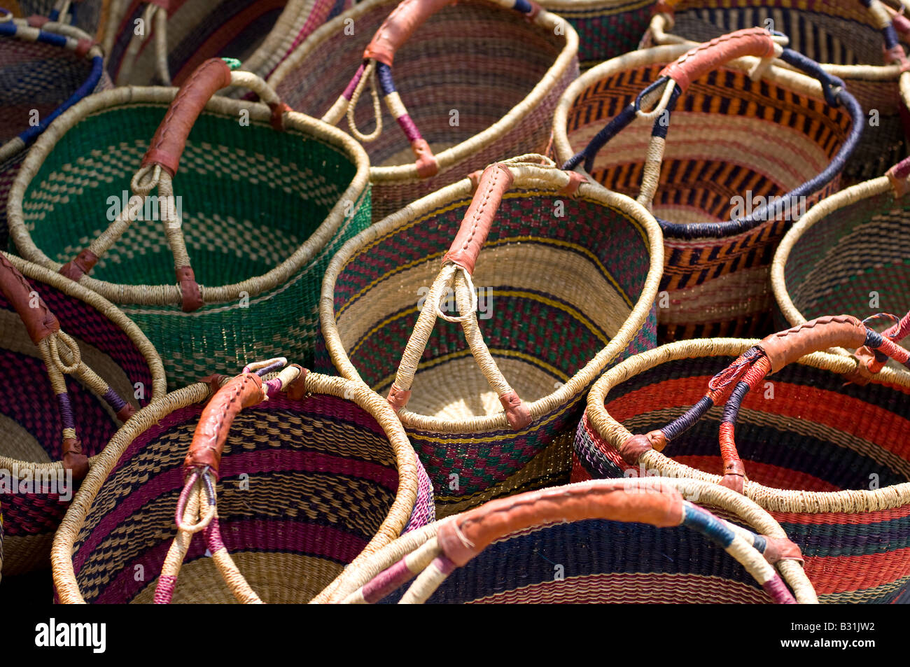 Cestini colorati per la vendita nel mercato all'aperto, STATI UNITI D'AMERICA. Foto Stock