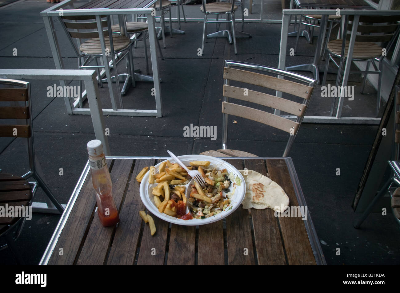Unfinfished pranzo presso un cafe' all'aperto nel Greenwich Village di New York Foto Stock
