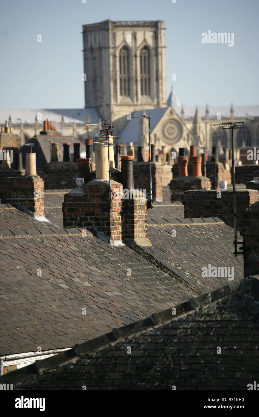 Città di York, Inghilterra. Distante vista sul tetto che si affaccia a nord est verso la York Minster Cathedral torre centrale da York City Walls. Foto Stock