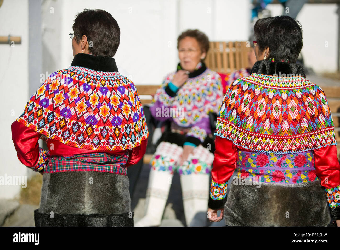 Donne Inuit indossando il tradizionale groenlandese costume nazionale o Kalaallisuut ad Ilulissat in Groenlandia Foto Stock