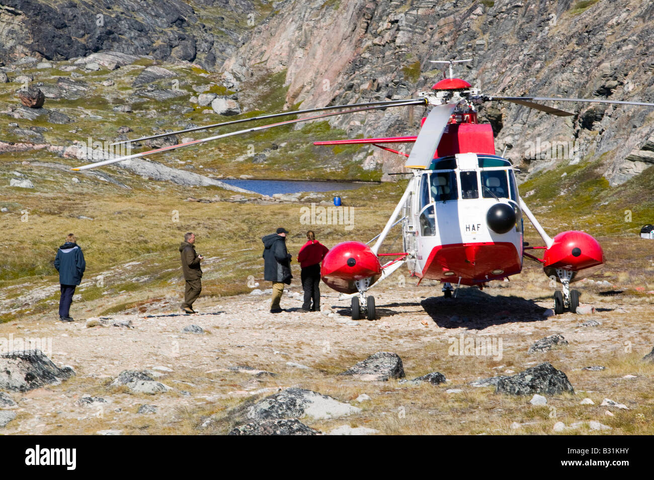 I turisti con un Air Greenland Sikorsky elicottero che vola fino la Jacobshavn icebergs Foto Stock