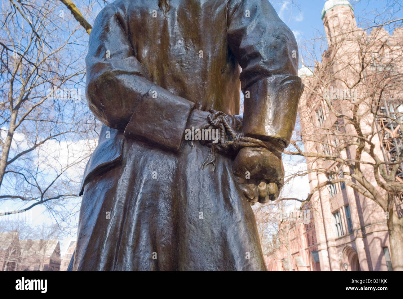 Un dettaglio della statua di Nathan Hale con le mani legate alla Yale University di New Haven Connecticut USA Foto Stock
