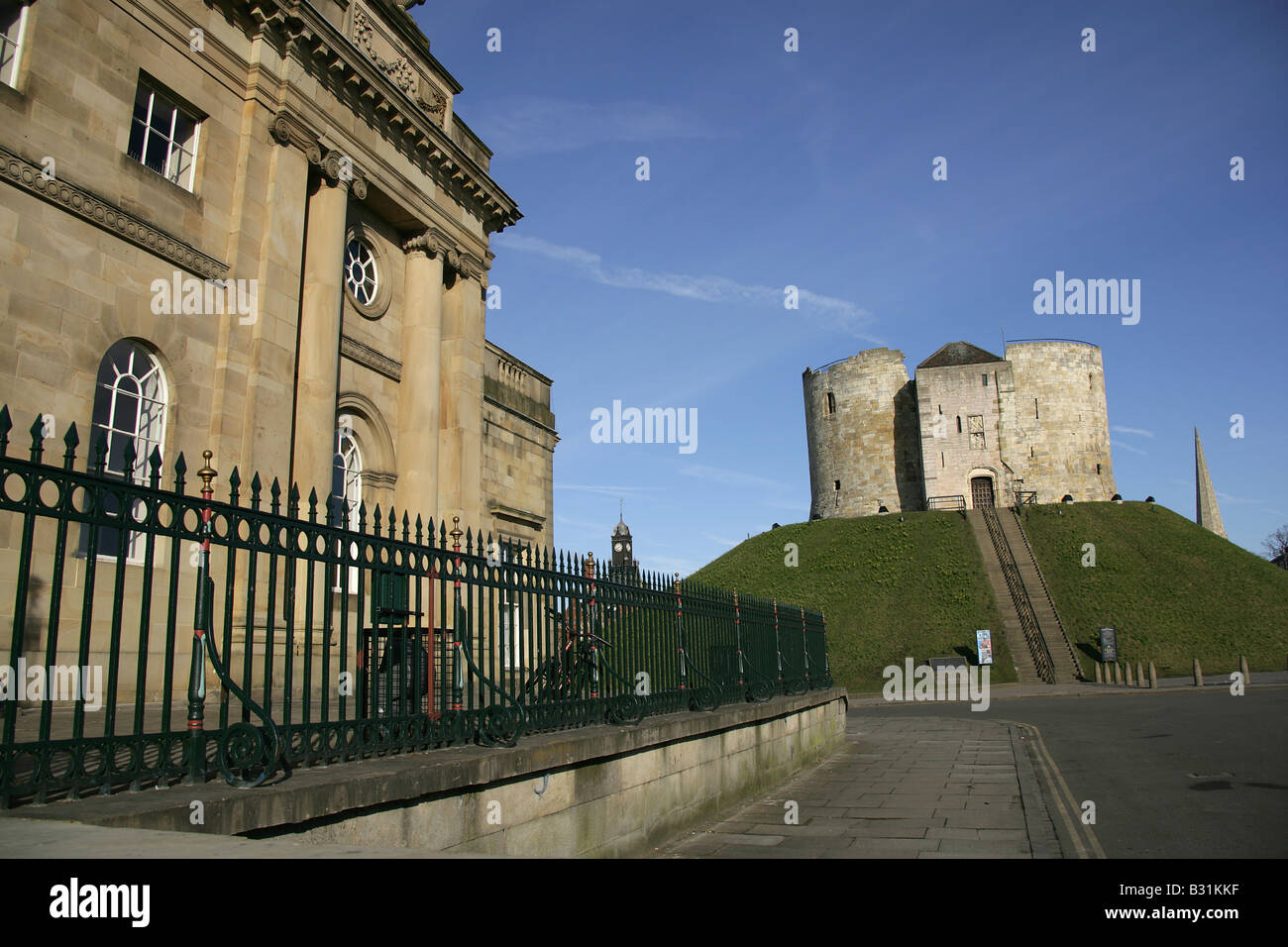 Città di York, Inghilterra. York Crown Court di York Castle, con Cliffords Tower in background. Foto Stock