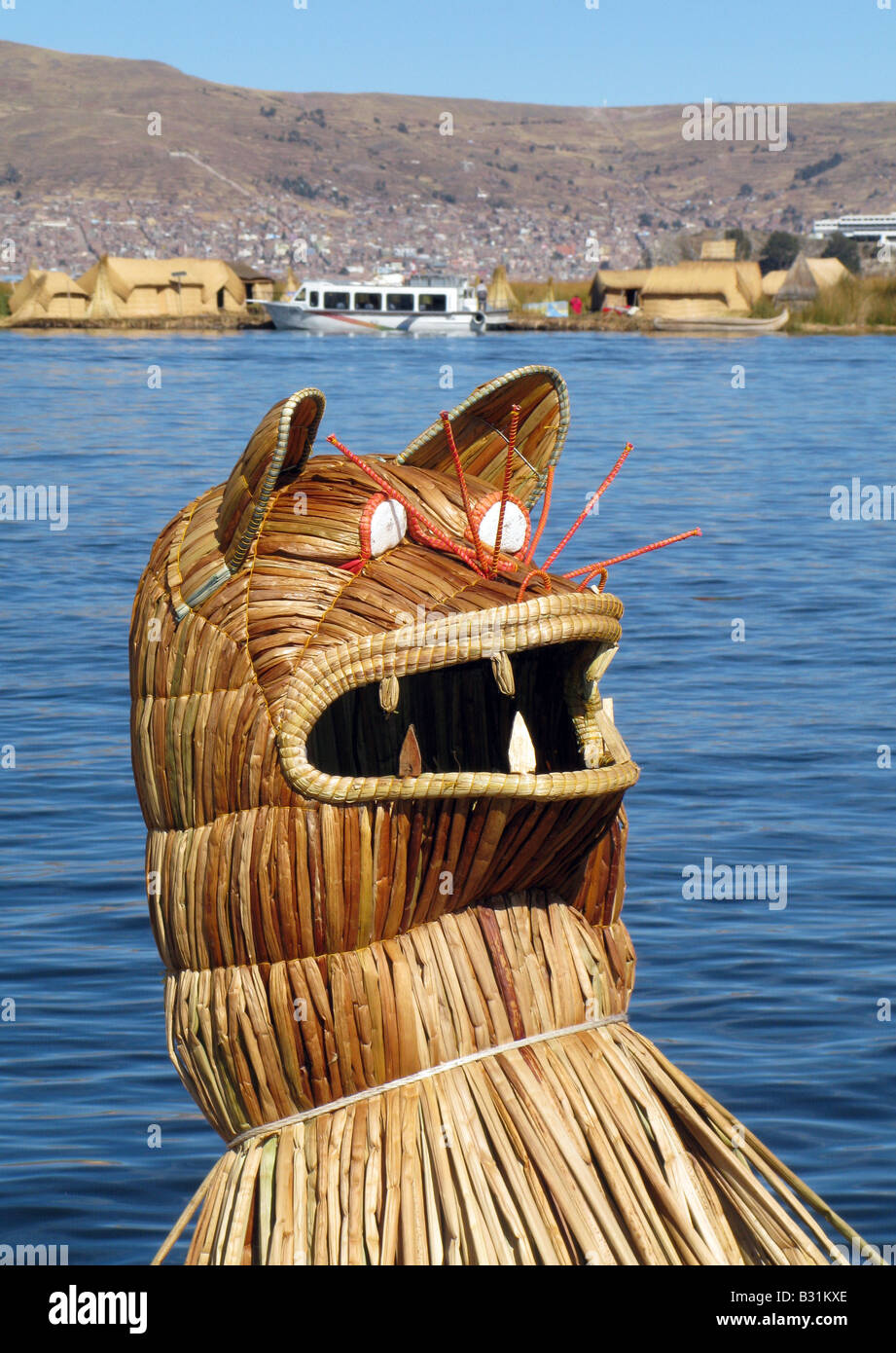 La testa del montante della barca del popolo Uros un pre-Inca le persone che vivono sul self-stile reed flottante isole del lago Titicaca in Perù Foto Stock