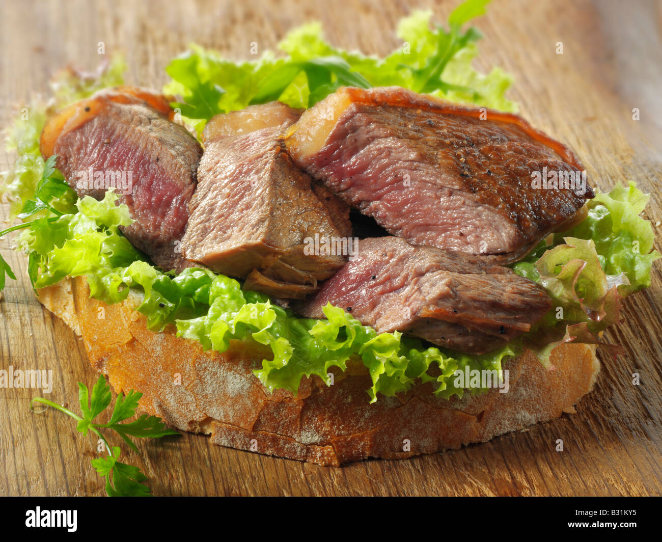 Sirloin beef steak sandwich con insalata Foto Stock