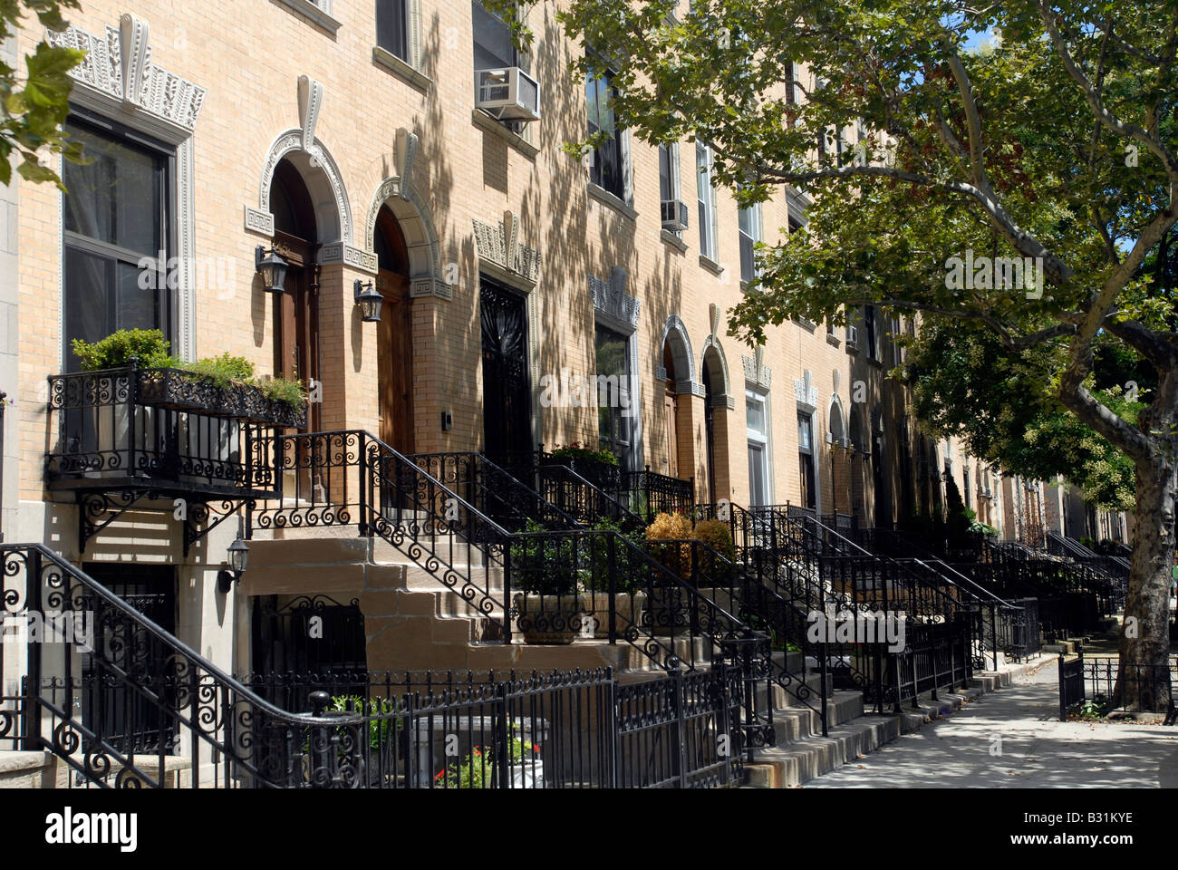Strivers Row case a schiera in St Nicholas quartiere storico nel quartiere di Harlem di New York Foto Stock