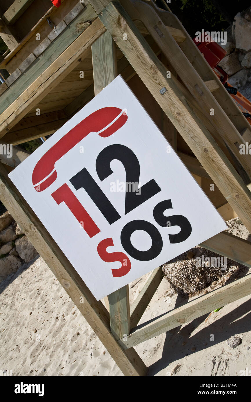 SOS segno su una torre di bagnini su una spiaggia Foto Stock