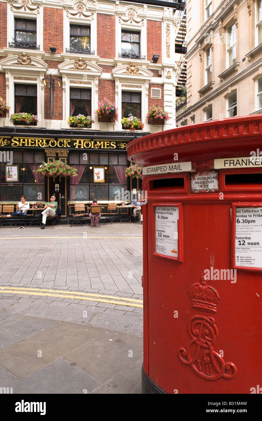 Rosso casella di posta al di fuori di Sherlock Holmes Pub in Northumberland Avenue WC2 London Regno Unito Foto Stock