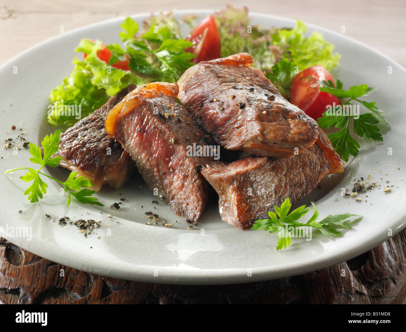 La lombata bistecca di carne fresca e insalata mista Foto Stock