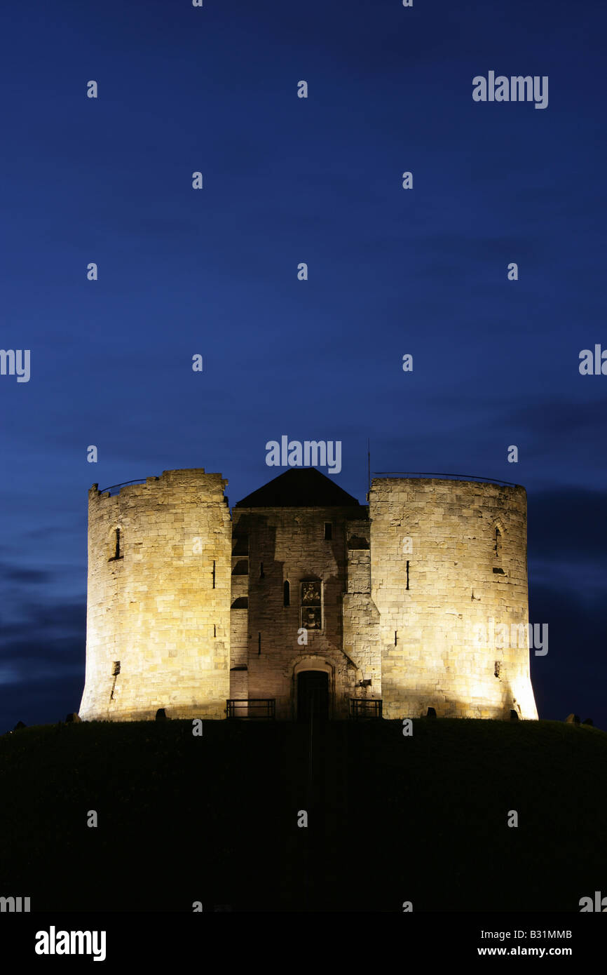 Città di York, Inghilterra. Chiamato dopo Roger de Clifford, la storica la Torre di Clifford è parte del Castello di York. Foto Stock